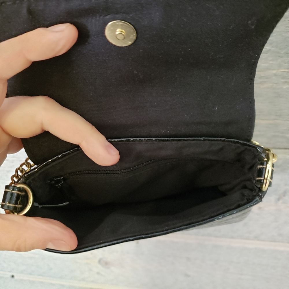 Small Crossbody Purse Texture Metal Hardware - Picture 4 of 6